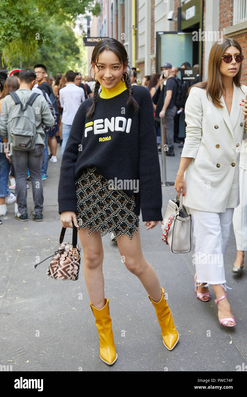 MILAN, ITALIE - 20 septembre 2018 : Femme avec col roulé noir et jaune Fendi  Fendi avant fashion show, Milan Fashion Week street style Photo Stock -  Alamy