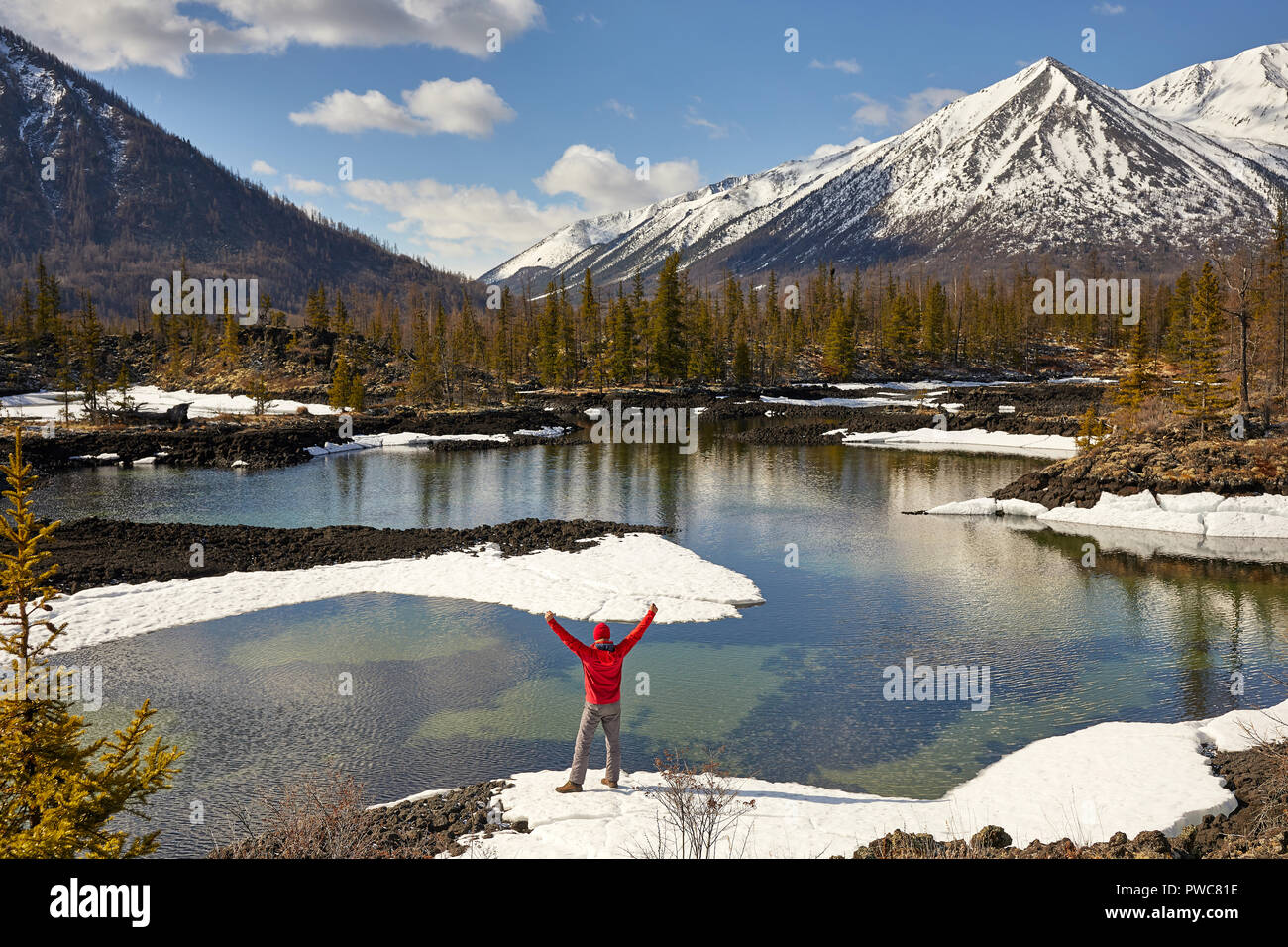 Happy tourist sur la rive d'un lac de montagne. Paysage d'hiver. Banque D'Images