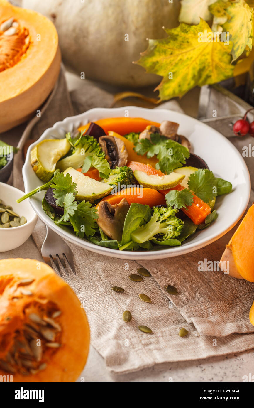 Salade d'automne au four de potiron, betterave, courgette et carottes. La nourriture végétalienne saine concept. Concept de l'alimentation de l'automne. Banque D'Images