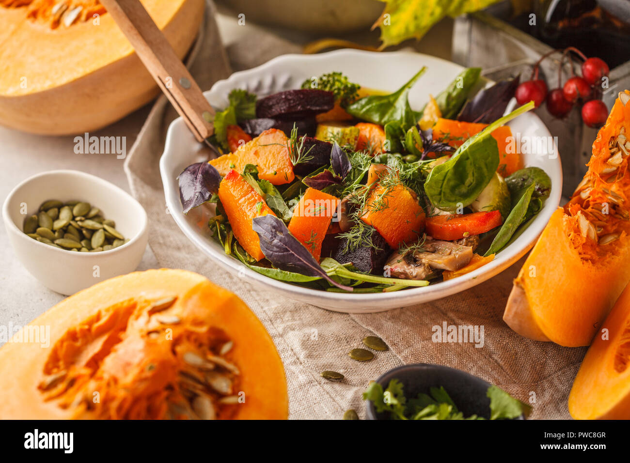 Salade d'automne au four de potiron, betterave, courgette et carottes. La nourriture végétalienne saine concept. Concept de l'alimentation de l'automne. Banque D'Images