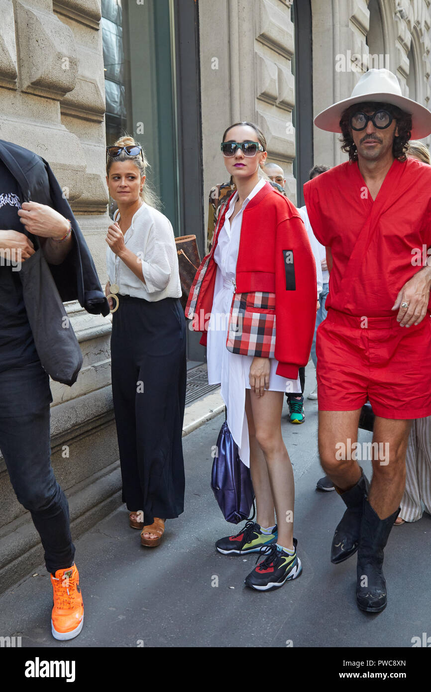 MILAN, ITALIE - 20 septembre 2018 : Jeune femme à la veste et robe blanche avant Vivetta fashion show, Milan Fashion Week street style ? Banque D'Images