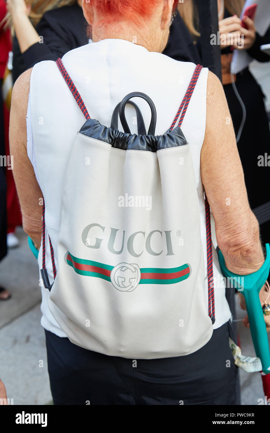 MILAN, ITALIE - 20 septembre 2018 : femme de cuir blanc Gucci sac à dos avant de Max Mara fashion show, Milan Fashion Week street style ? Banque D'Images