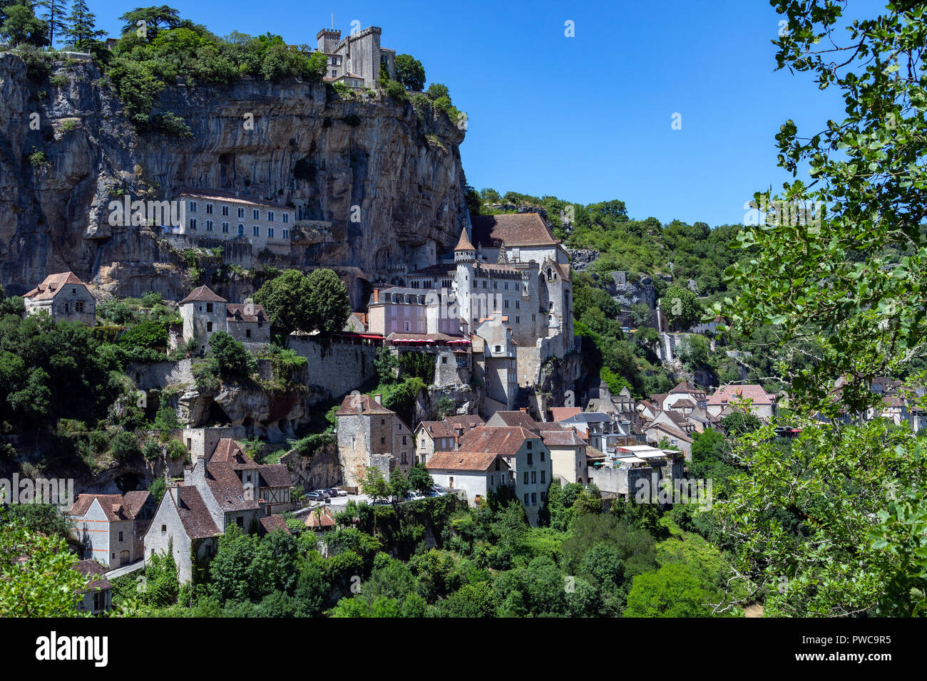 Rocamadour dans le département du lot dans le sud-ouest de la France. Rocamadour a attiré des visiteurs pour son réglage dans une gorge au-dessus d'un affluent de la rivière D Banque D'Images Rocamadour dans le département du lot dans le sud-ouest de la France. Rocamadour a attiré des visiteurs pour son réglage dans une gorge au-dessus d'un affluent de la rivière D Banque D'Images