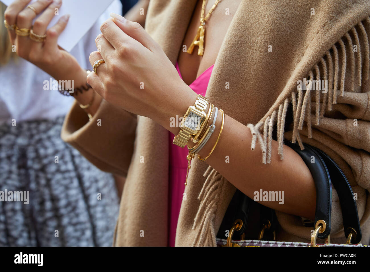 MILAN, ITALIE - 20 septembre 2018 : Femme avec golden Cartier watch et  bracelets avant Max Mara fashion show, Milan Fashion Week street style  Photo Stock - Alamy
