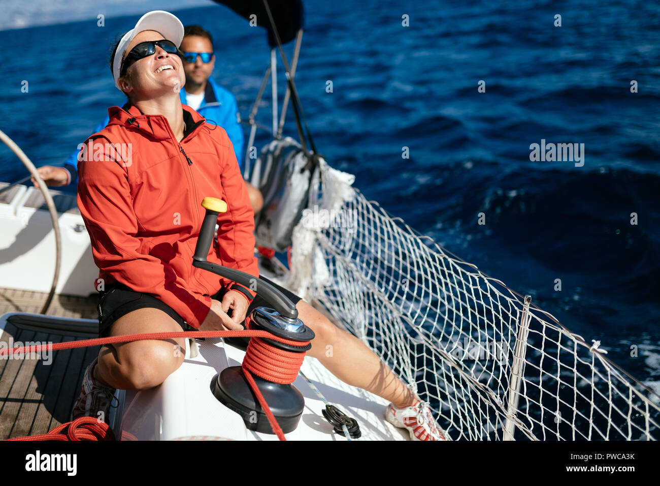 Femme forte intéressante avec son bateau à voile Banque D'Images