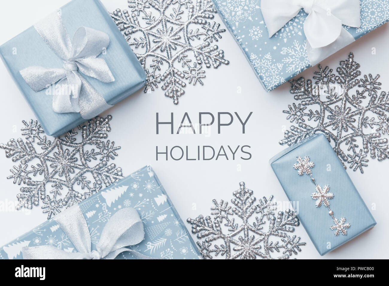 Beau des cadeaux de Noël et flocons argent isolé sur fond blanc. De couleur  bleu pastel enveloppé boîtes de noël. L'emballage de cadeaux concept Photo  Stock - Alamy