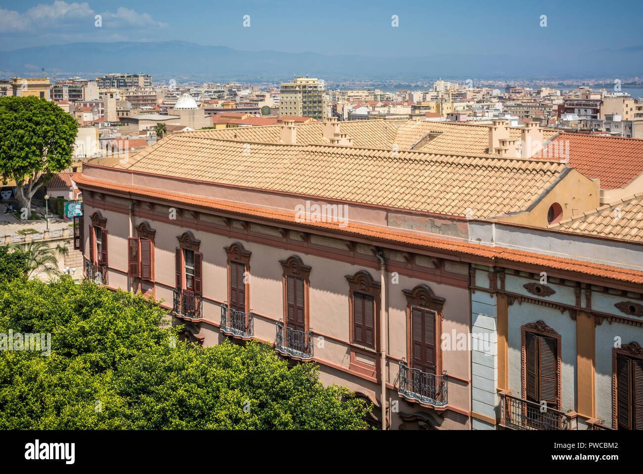 Valdes palace historique Vue d'en haut et en arrière-plan la ville de Cagliari. Palazzo ValdÃ©s est un élément important de l'icône de l'architectural landsca Banque D'Images