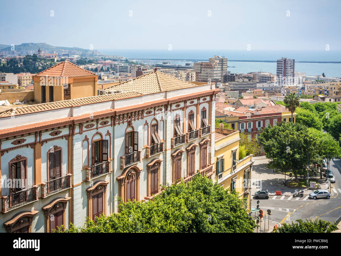 Valdes palace historique Vue d'en haut et en arrière-plan la ville de Cagliari. Palazzo ValdÃ©s est un élément important de l'icône de l'architectural landsca Banque D'Images