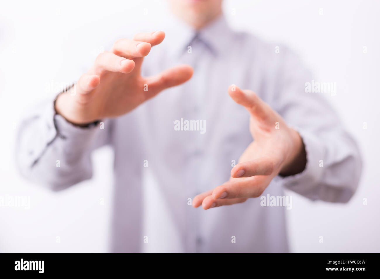 Les mains des hommes sont des gestes montrant prendre soin de quelque chose. Banque D'Images