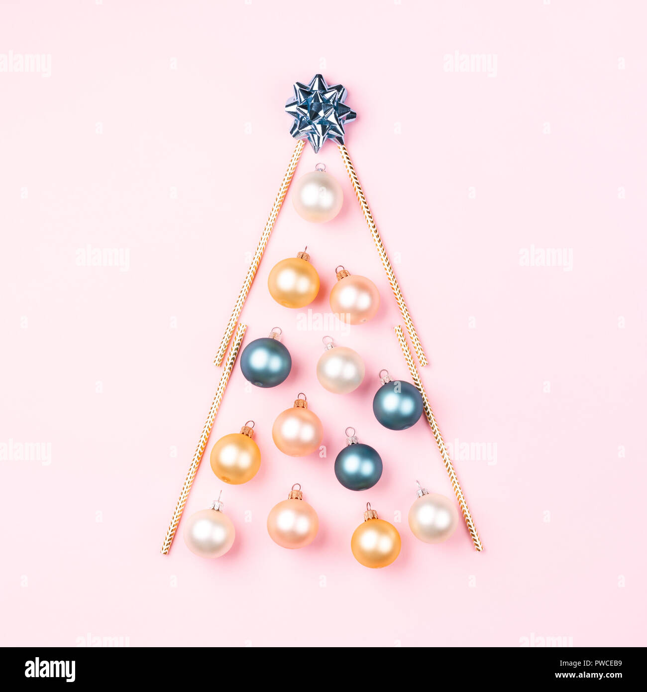 Arbre de Noël de décoration babiole sur fond rose. Nouveau concept de l'année minimum. Banque D'Images