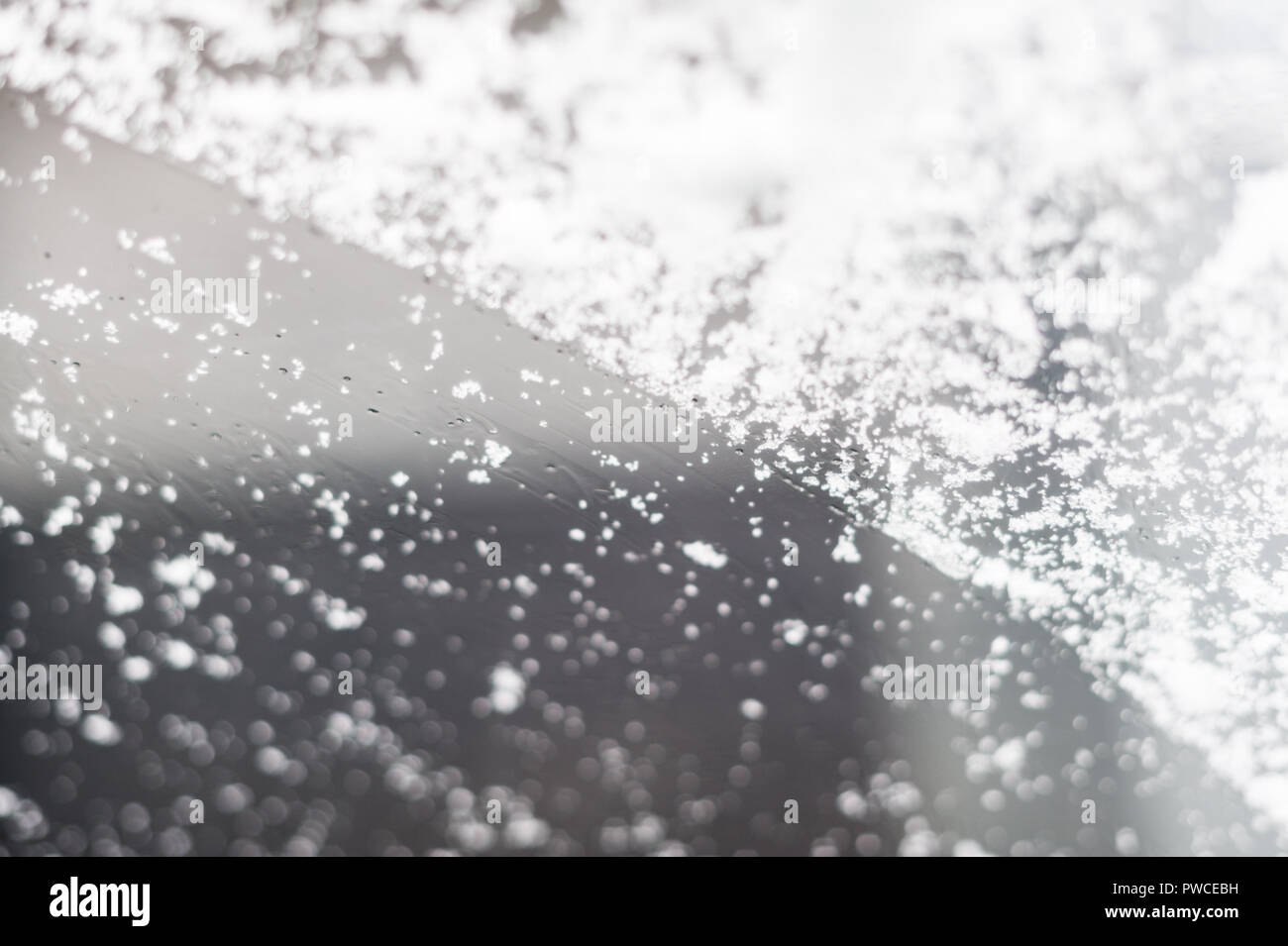 La neige sur le pare-brise avant d'une auto focus sélectif Banque D'Images