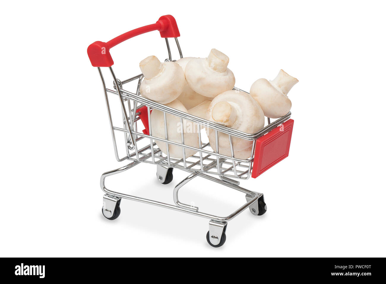 Champignons dans un panier de supermarché Banque D'Images