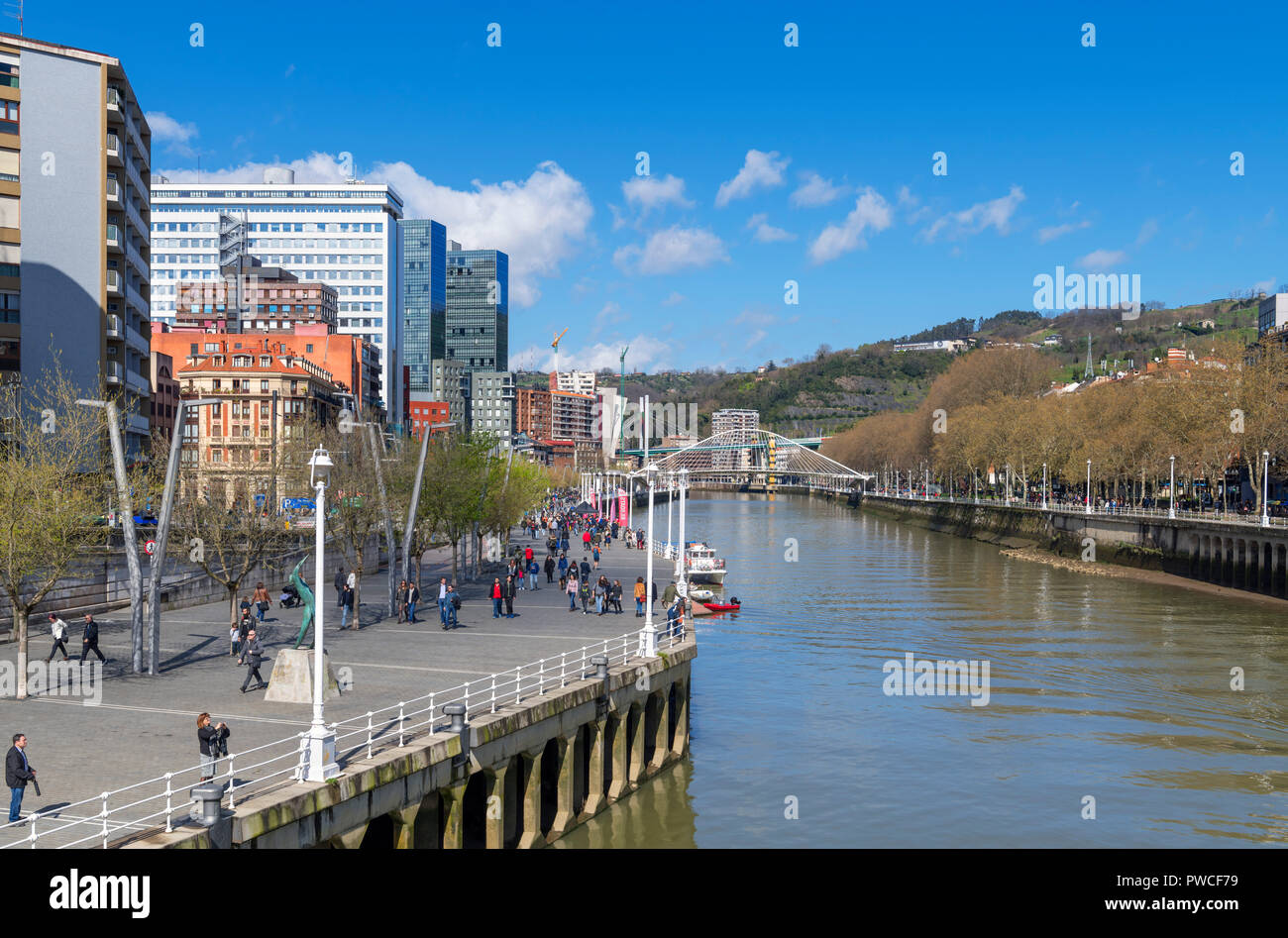 La rivière Nervion à vers le pont Zubizuri, Muelle de Urbitarte, Bilbao, Pays Basque, Espagne Banque D'Images