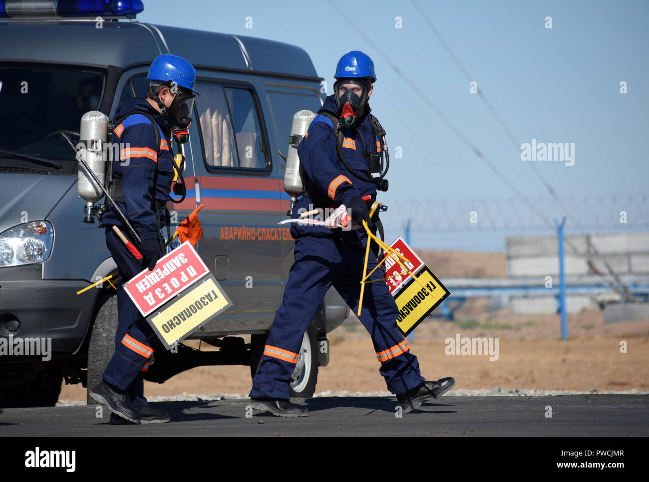 Des exercices de lutte contre l'incendie à l'unité de gaz et l'extraction de Gazprom PAO. Banque D'Images