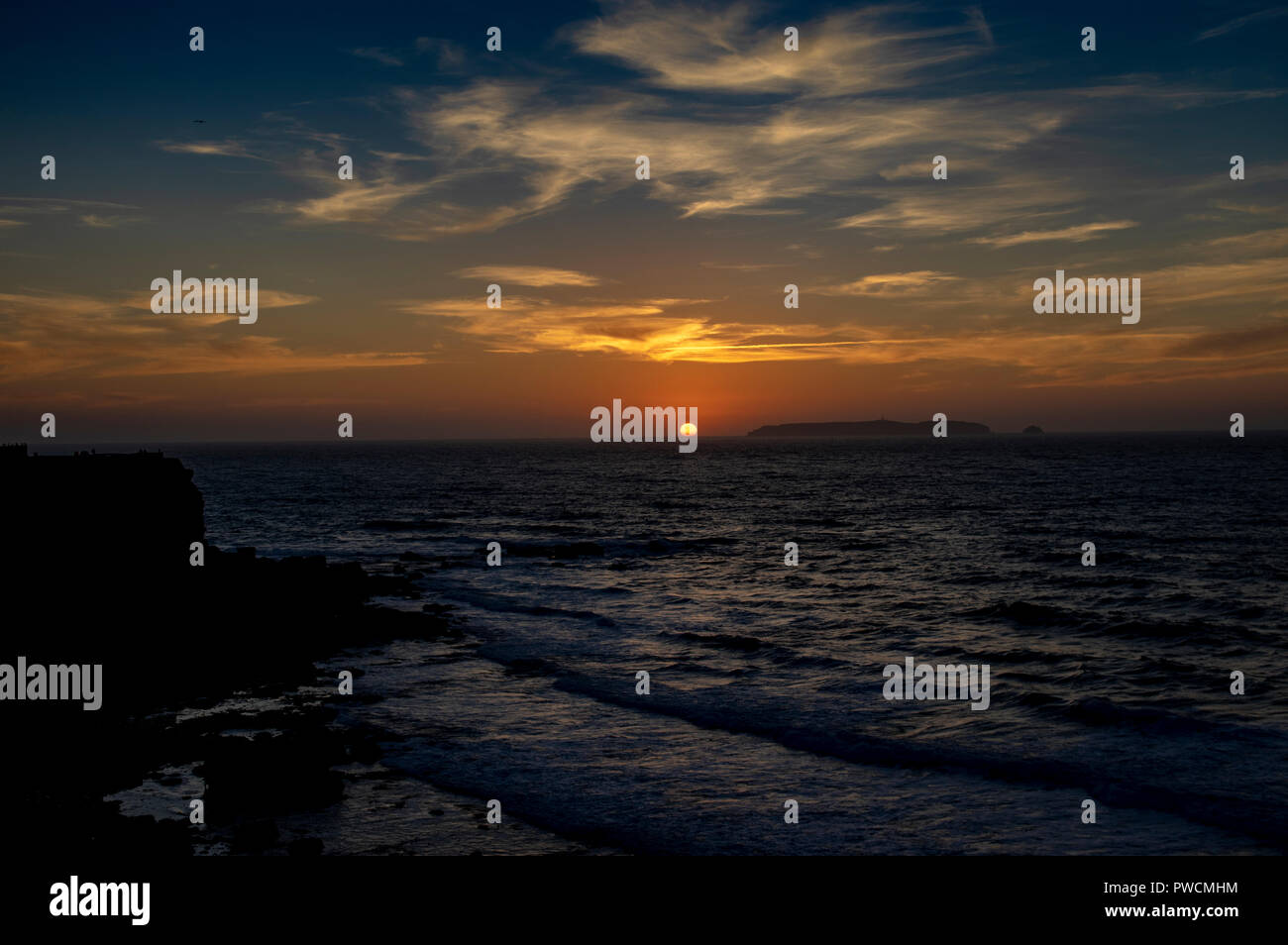 Coucher du soleil sur la côte de l'océan à Peniche, Portugal Banque D'Images