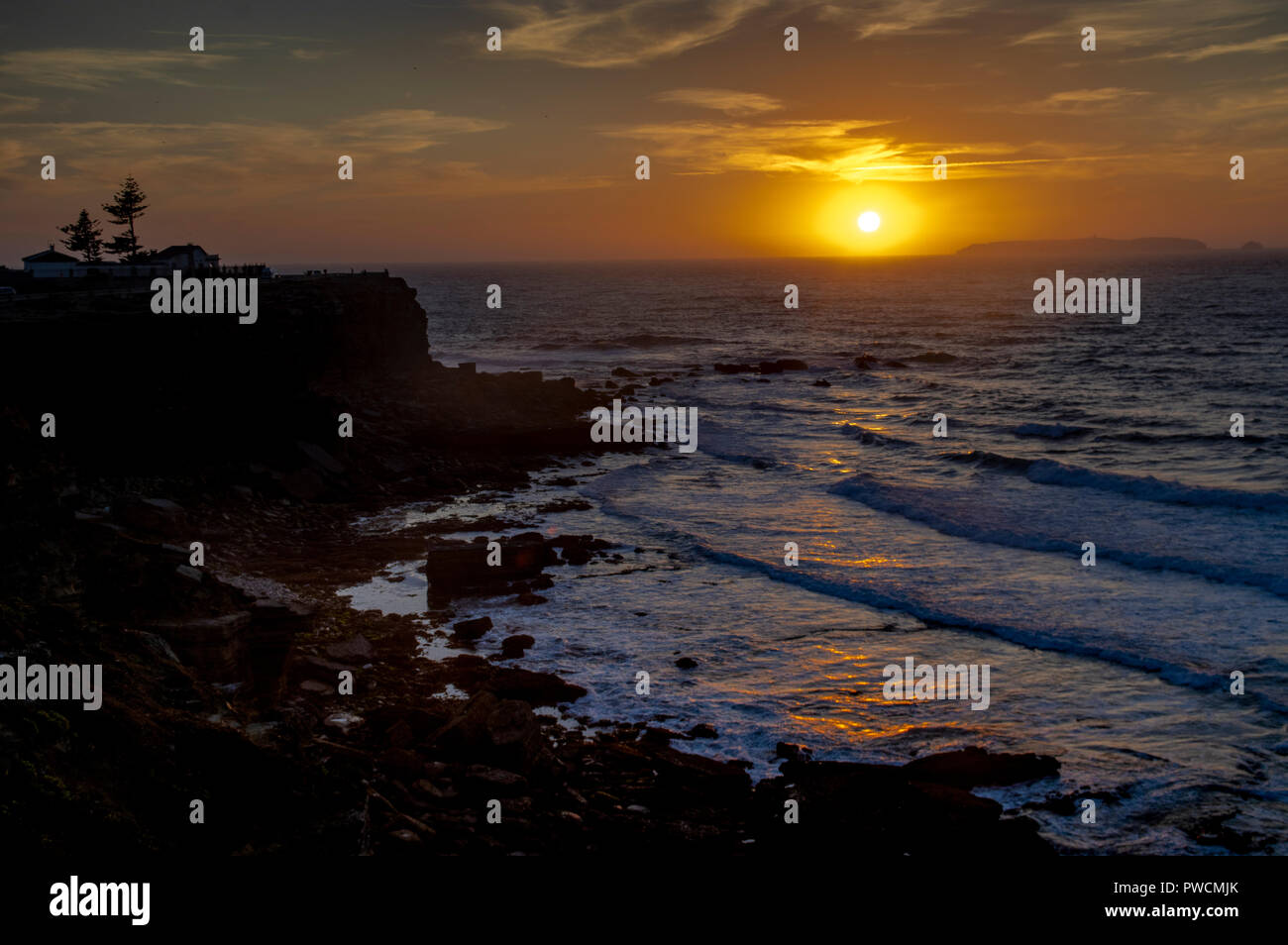 Coucher du soleil sur la côte de l'océan à Peniche, Portugal Banque D'Images