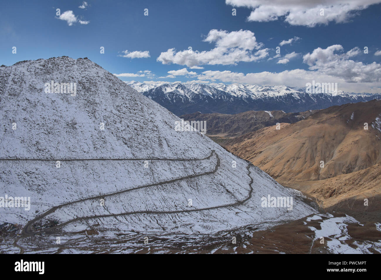 Les lacets jusqu'harfang Chang La Pass, au-dessus de la vallée de l'Indus et plage de Stok, Ladakh, Inde Banque D'Images