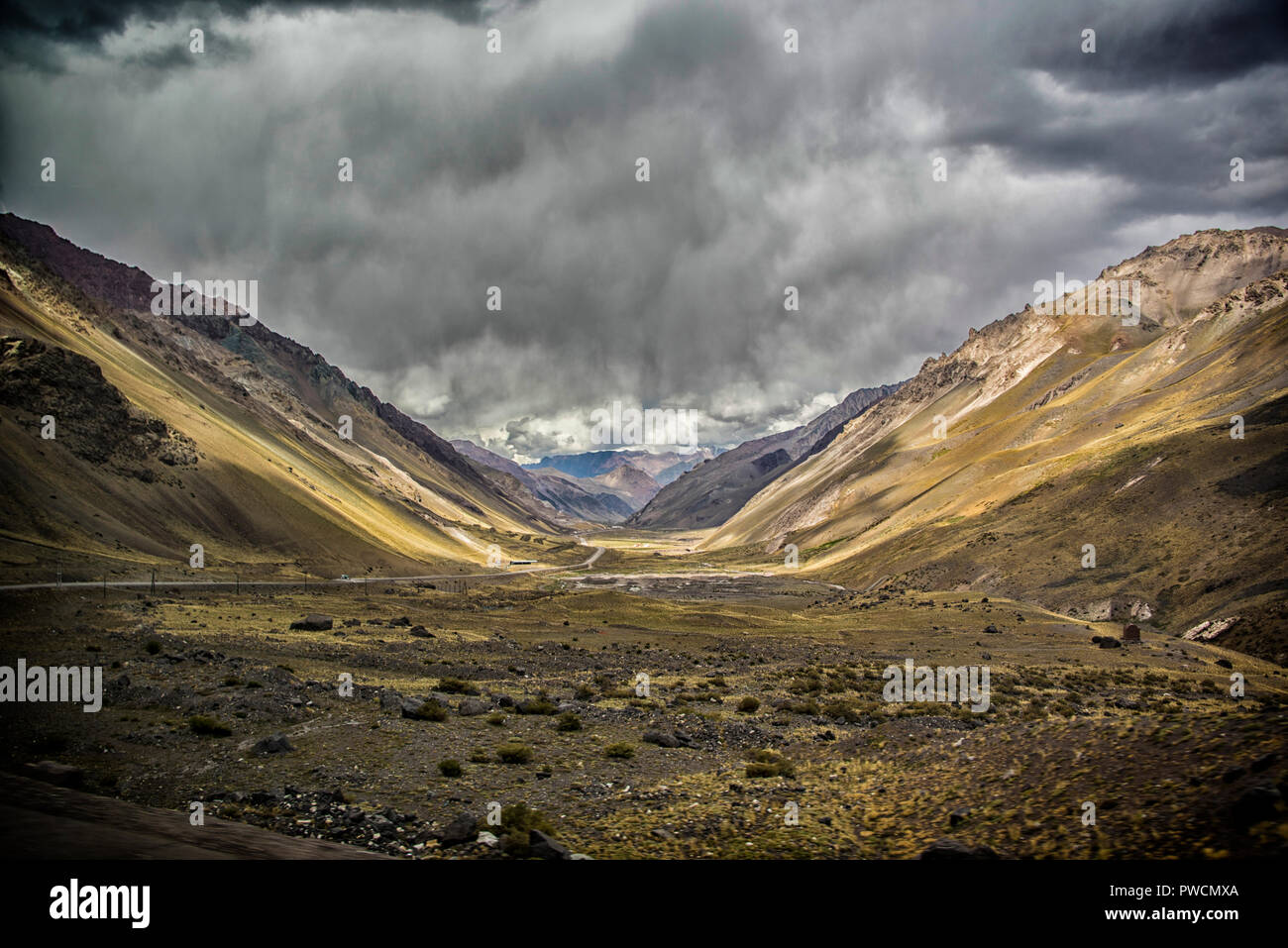 Vue panoramique sur une grande vallée dans la cordillère des Andes Banque D'Images