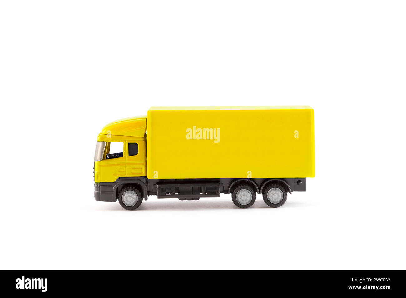 Miniature camion jaune sur fond blanc Banque D'Images