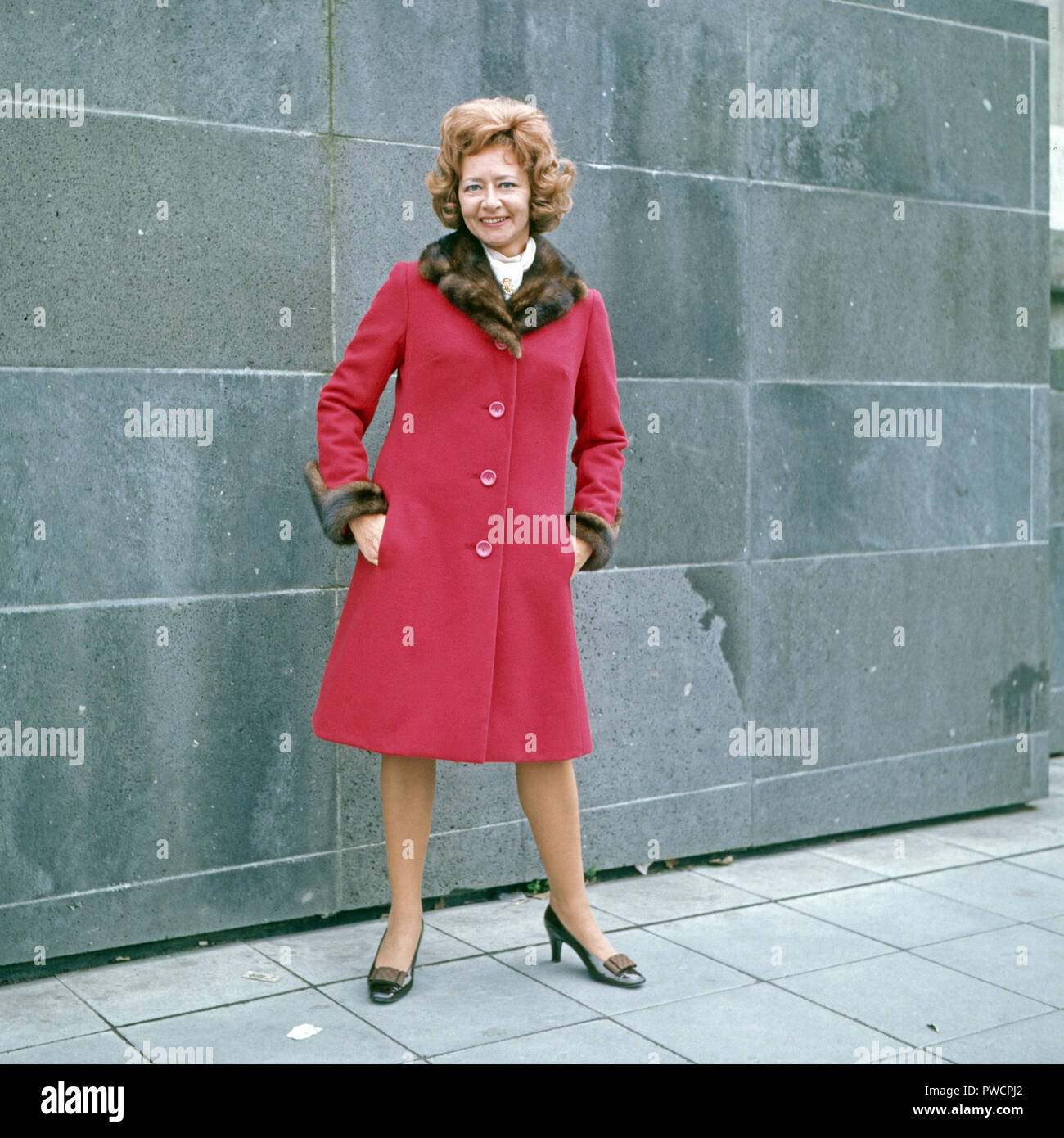 Lore Lorentz, deutsche Kabarettistin, vor dem Kommödchen à Düsseldorf, Deutschland 1969. Artiste cabaret allemand Lore Lorentz en face de son théâtre Kom à Duesseldorf, Allemagne 1969. Banque D'Images