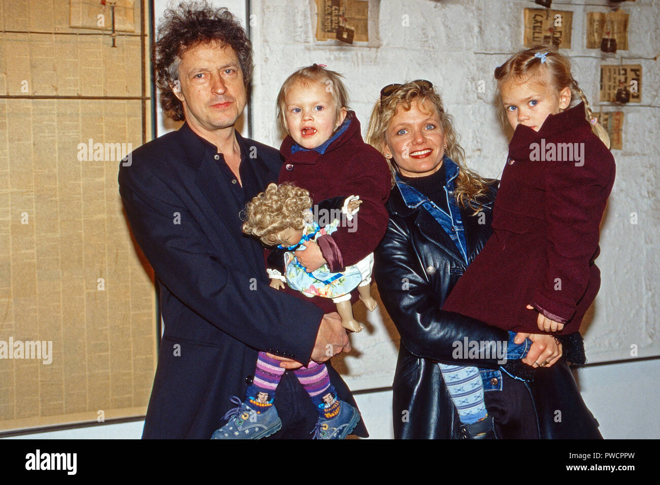 Kölschrocker Wolfgang Niedecken mit Ehefrau Tina und den Töchtern Isis und Jojo (mit Puppe) à Düsseldorf, Deutschland 1999. Wolfgang Niedecken chanteuse rock Cologne avec son épouse Tina et les filles Isis et Jojo (à la poupée) à Duesseldorf, Allemagne 1999. Banque D'Images
