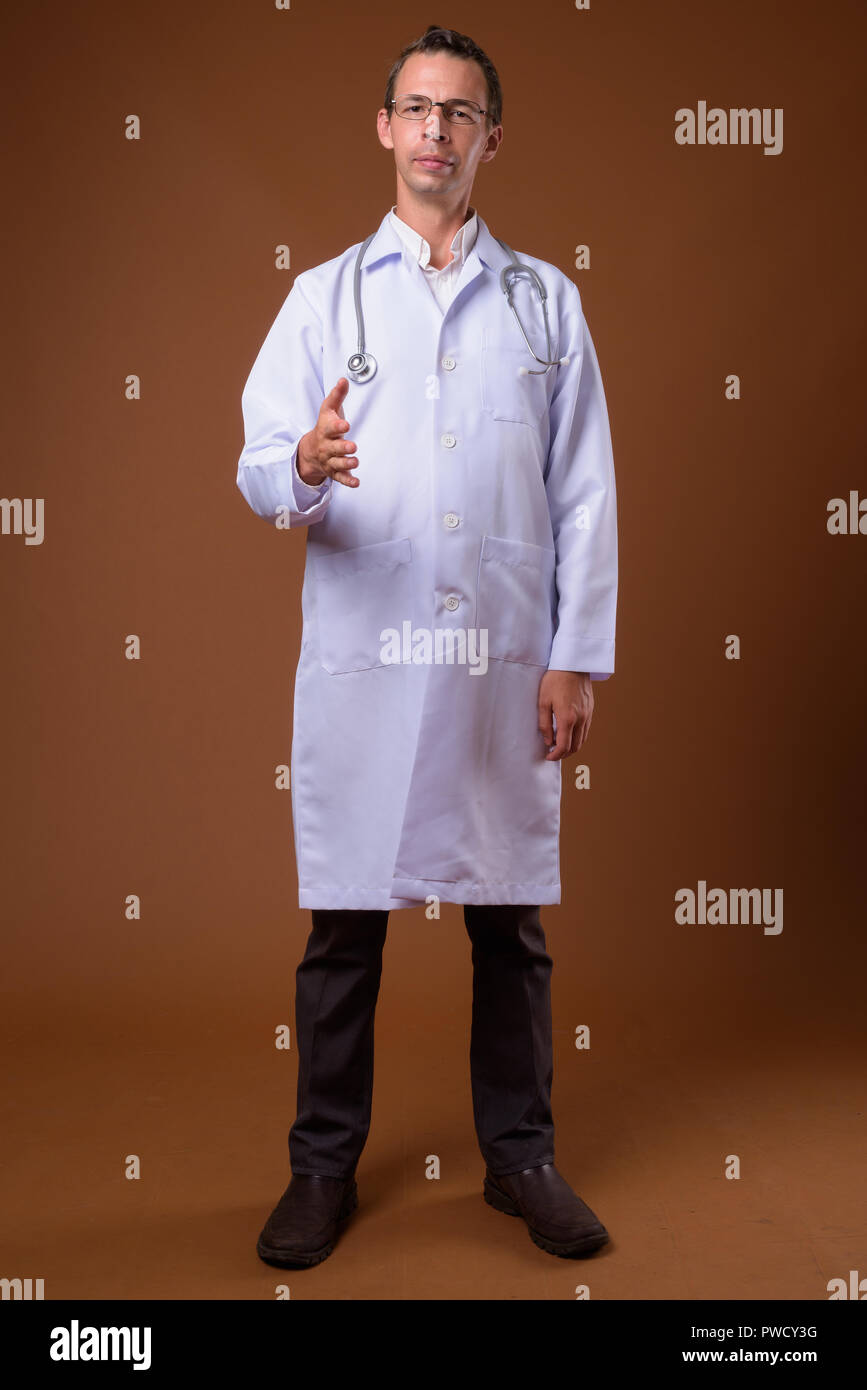 Portrait de l'homme médecin contre fond brun Banque D'Images