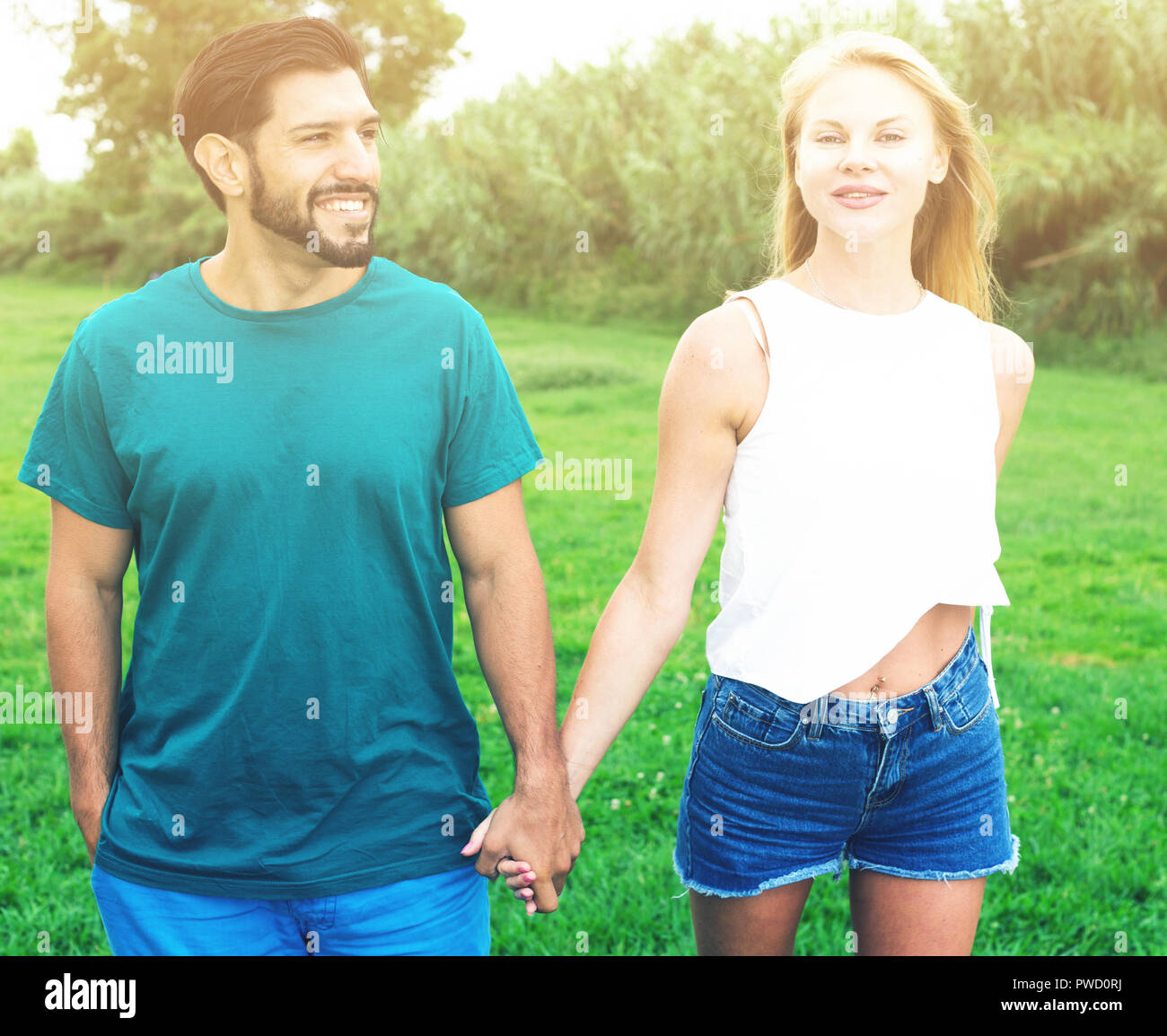 Homme avec petite amie se reposent ensemble dans temps à marcher sur la nature. Banque D'Images