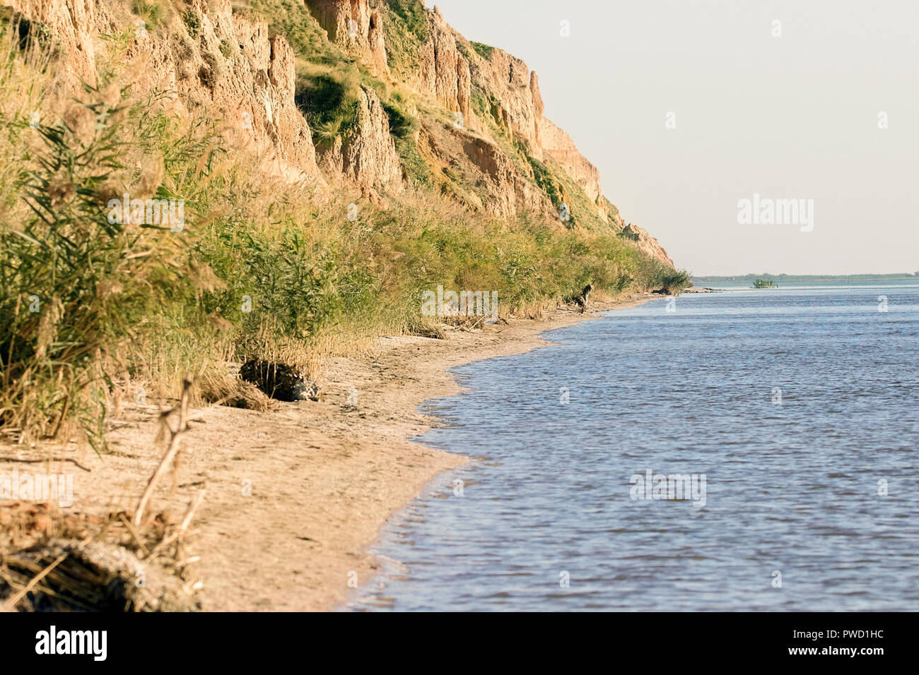 Image de la côte de l'estuaire avec falaises d'argile de Stanislav Banque D'Images