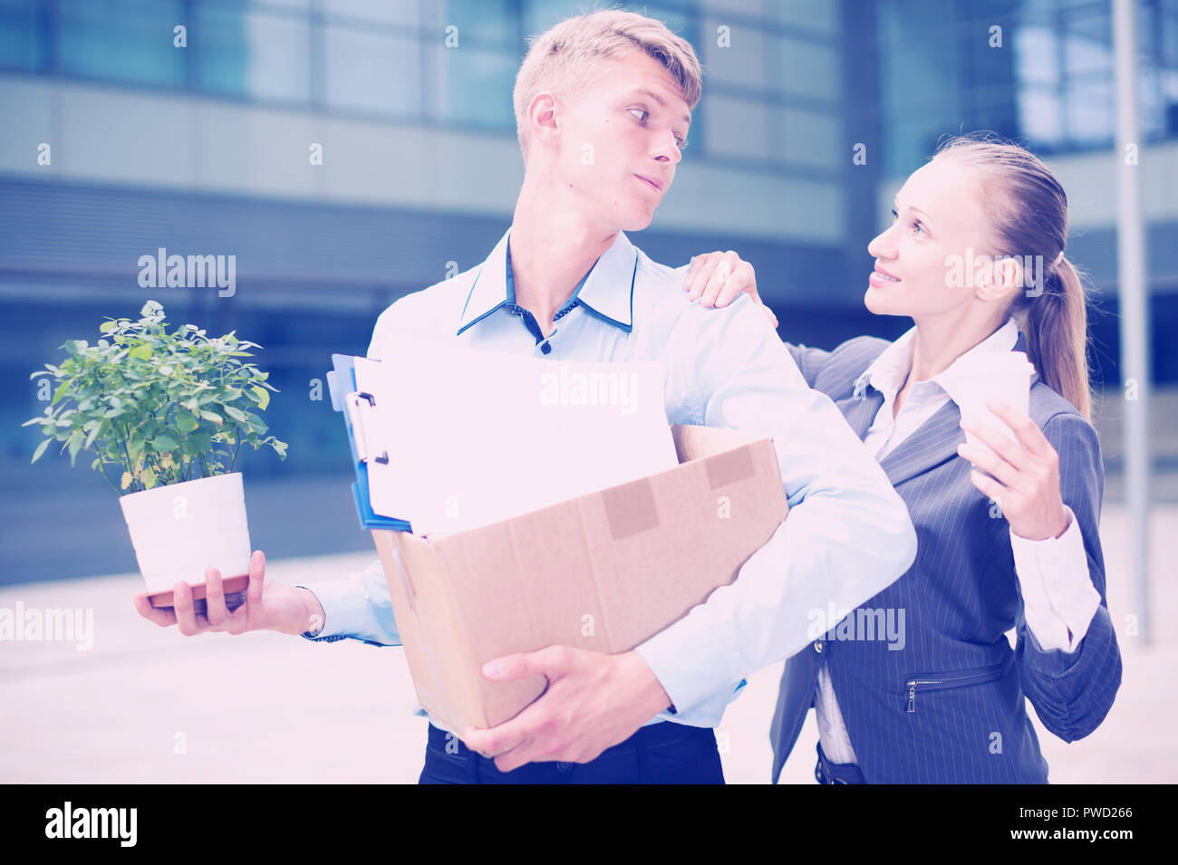 Businesswoman est souhaiter bonne chance à travailleur sur le nouveau lieu de travail. Banque D'Images