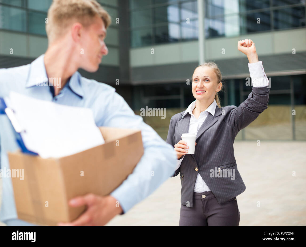 Femme est directeur de souhaiter bonne chance à l'employé en milieu de travail nouvelles. Banque D'Images