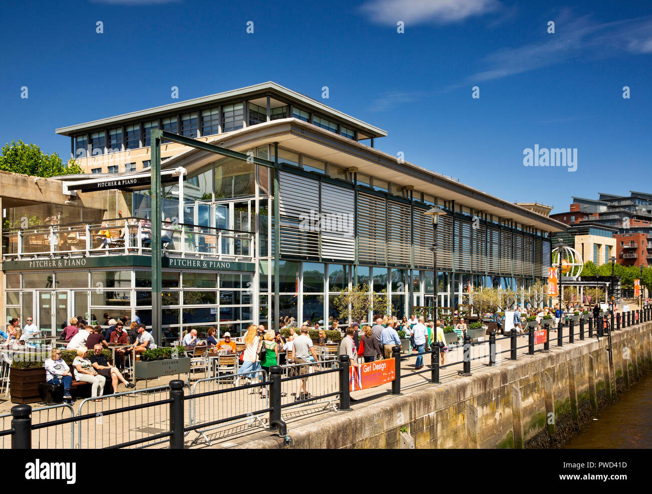 Royaume-uni, Angleterre, Tyneside, Newcastle upon Tyne, visiteurs sur quai  de Pitcher et piano-bar Photo Stock - Alamy