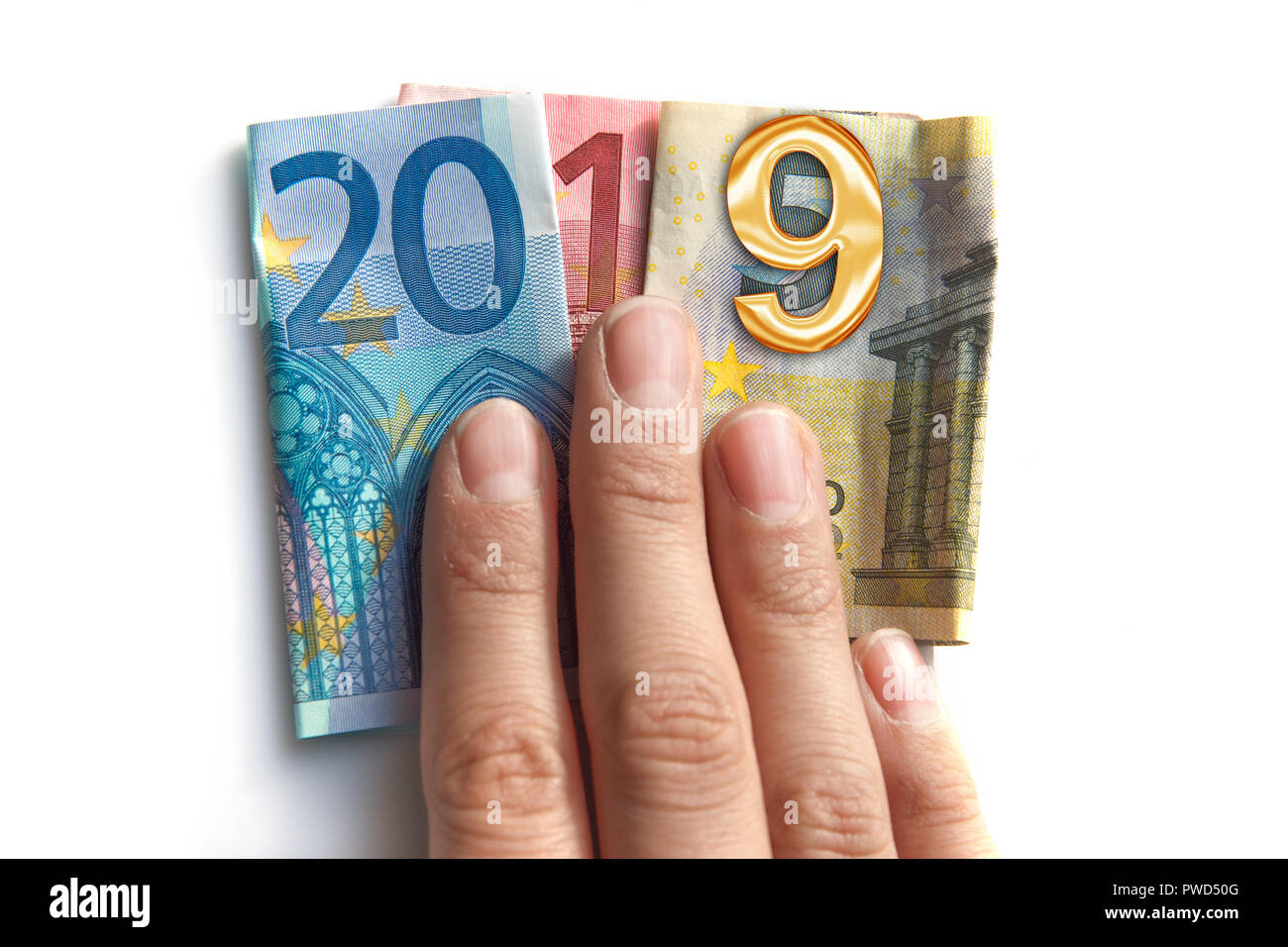 2019 euros écrit avec des billets de banque dans une main isolé sur fond blanc Banque D'Images