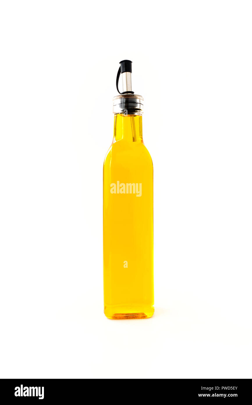 L'huile de colza dans un grand verre bouteille avec bec verseur en acier inoxydable isolé sur fond blanc. Low angle view. Banque D'Images