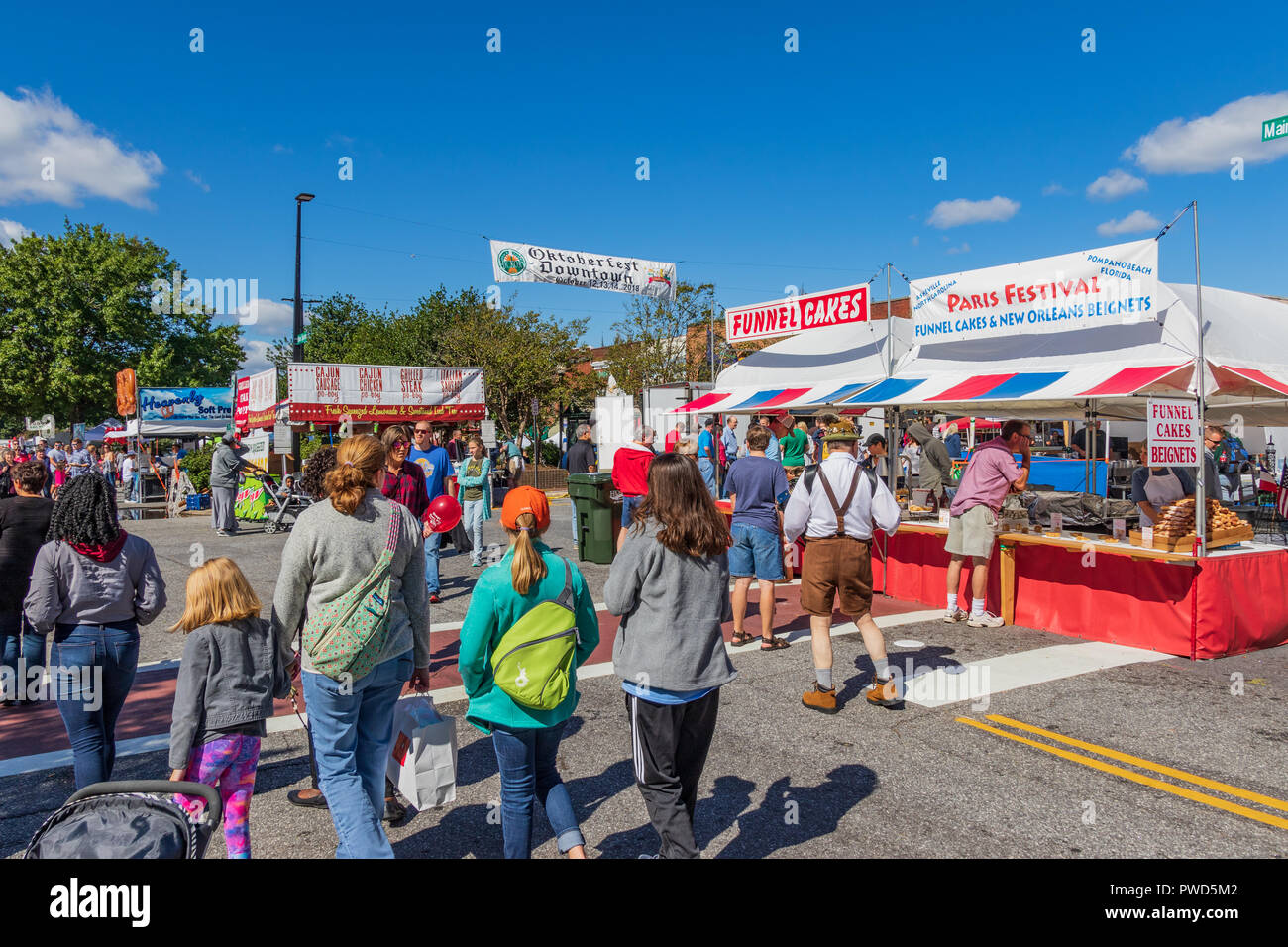 HICKORY, NC, USA-10/14/18 : Fête de la bière à Hickory, avec les familles et les fournisseurs sous un ciel bleu. Banque D'Images