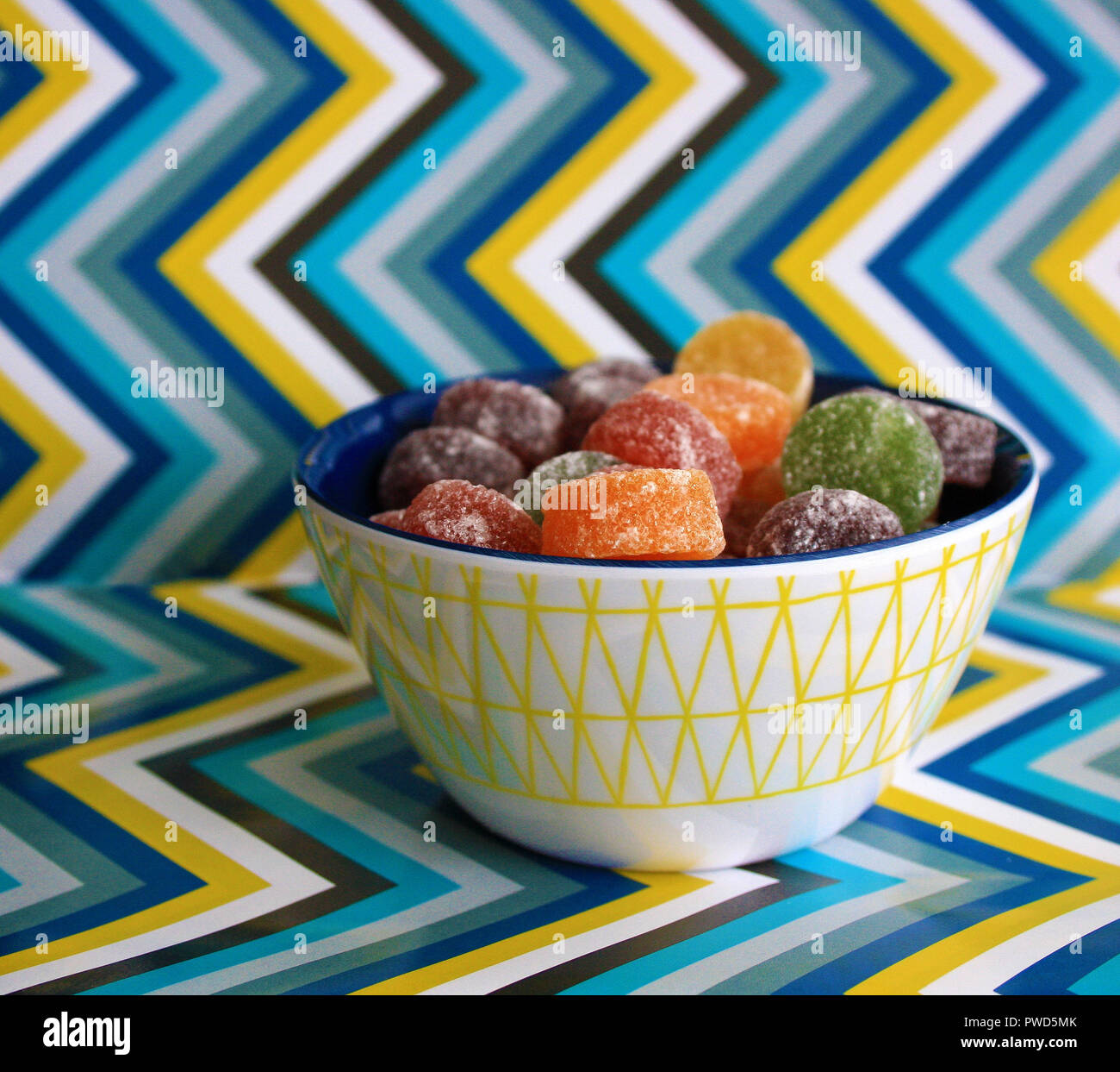 Un bol de bonbons/candy avec un arrière-plan en zigzag Banque D'Images