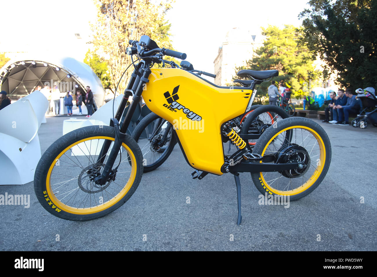 Zagreb, Croatie - 28 septembre 2018 : présentation de Rimac automobili produits sur place Strossmayer. Un vélo électrique tout terrain Grayp G12s. Banque D'Images