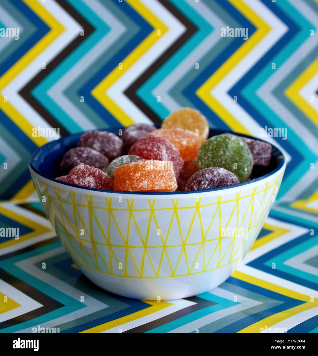 Un bol de bonbons/candy avec un arrière-plan en zigzag Banque D'Images