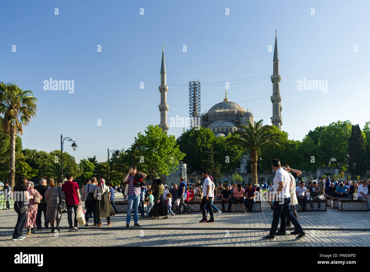 Mosquée Sultan Ahmet ou la Mosquée Bleue en rénovation avec les touristes marcher dans le parc archéologique de bleu dans la lumière de fin d'après-midi, Istanbul Banque D'Images