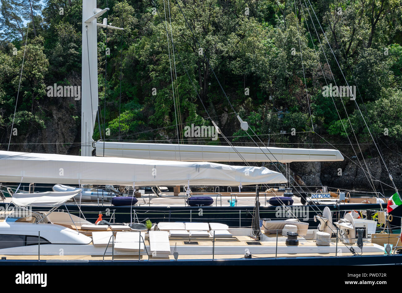 Détail depuis les ponts de deux yachts amarrés dans le port de Portofino Banque D'Images