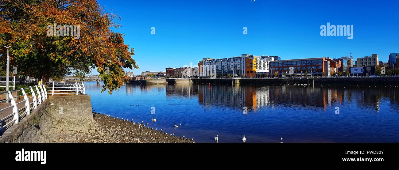 La ville de Limerick limerick irlande. beau paysage urbain sur la rivière Shannon sur une journée ensoleillée avec un ciel bleu. Banque D'Images