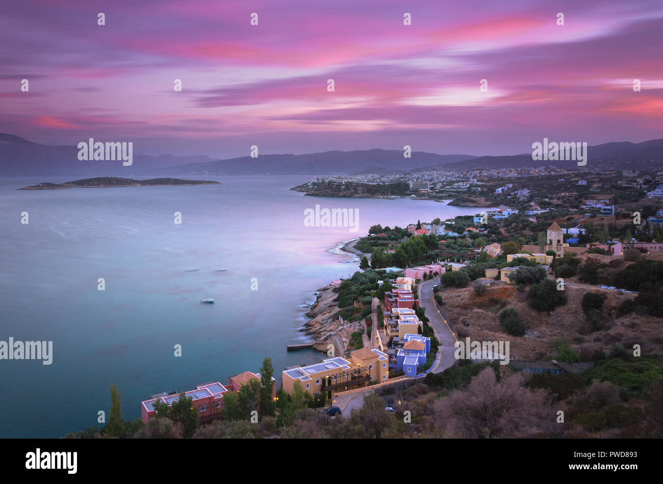 High point panoramique au coucher du soleil Vue de la pittoresque Golfe de Mirambello, avec l'île d''Agioi Pantes et la ville d'Agios Nikolaos, Crète, Gree Banque D'Images
