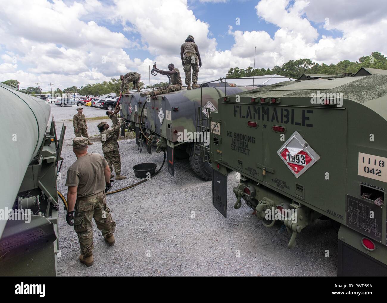 Les soldats de la Garde nationale de Caroline du Sud à partir de la 118e compagnie de soutien de l'avant en vrac de transfert du carburant diesel dans le M987 HEMTT camions-citernes de carburant pour la distribution en vue d'appuyer des partenariats organismes civils et de protéger les citoyens de l'état à l'avance de l'ouragan Florence, à North Charleston, Caroline du Sud, le 10 septembre 2018, le 10 septembre 2018. Environ 800 soldats et aviateurs ont été mobilisés pour préparer, de répondre et de participer aux efforts de rétablissement les prévisionnistes comme l'ouragan Florence va augmenter en puissance avec possibilité d'être une tempête de catégorie 4 et un p Banque D'Images