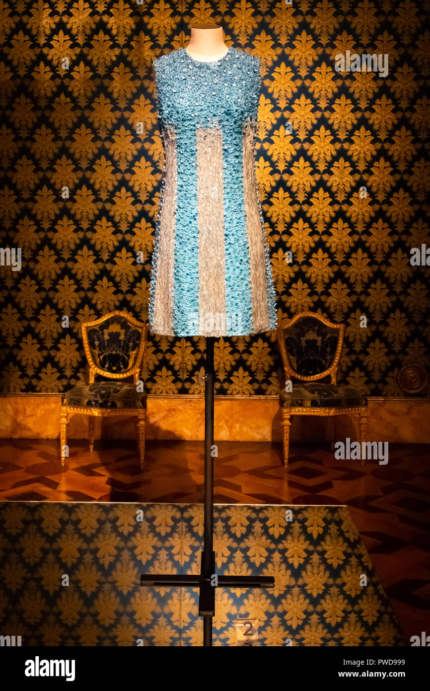 Une belle robe bleu et crème sur l'affichage à l'intérieur du costume Galerie dans le Palais Pitti à Florence, Italie. Banque D'Images