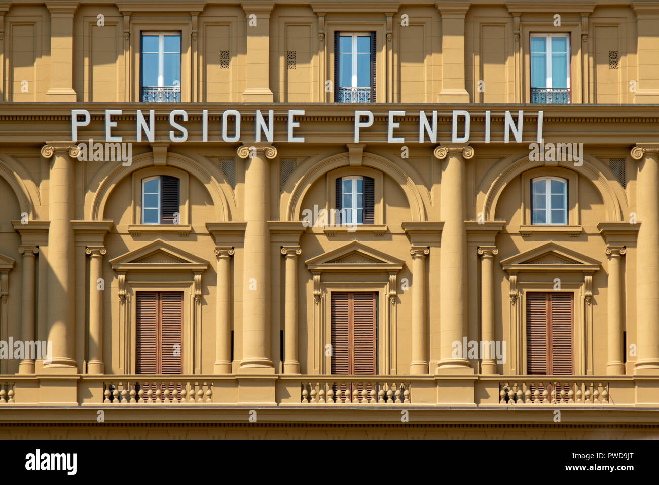 La face de l'Hotel Pendini Florence en Italie, donne sur la Piazza della Repubblica où le signe Pensione Pendini se détache sur les murs écru. Banque D'Images