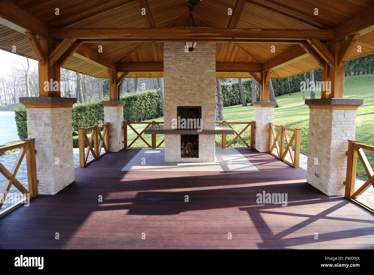 Belle terrasse en bois avec une cheminée sur la rue Banque D'Images