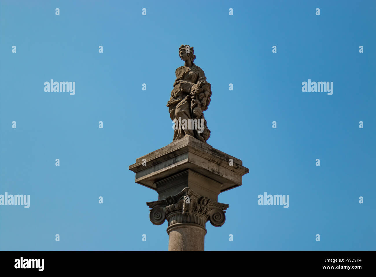 La Colonna dell'abbondanza monte sur la colonne de la place de la République contre le bleu de ciel d'été à Florence, Italie. Banque D'Images