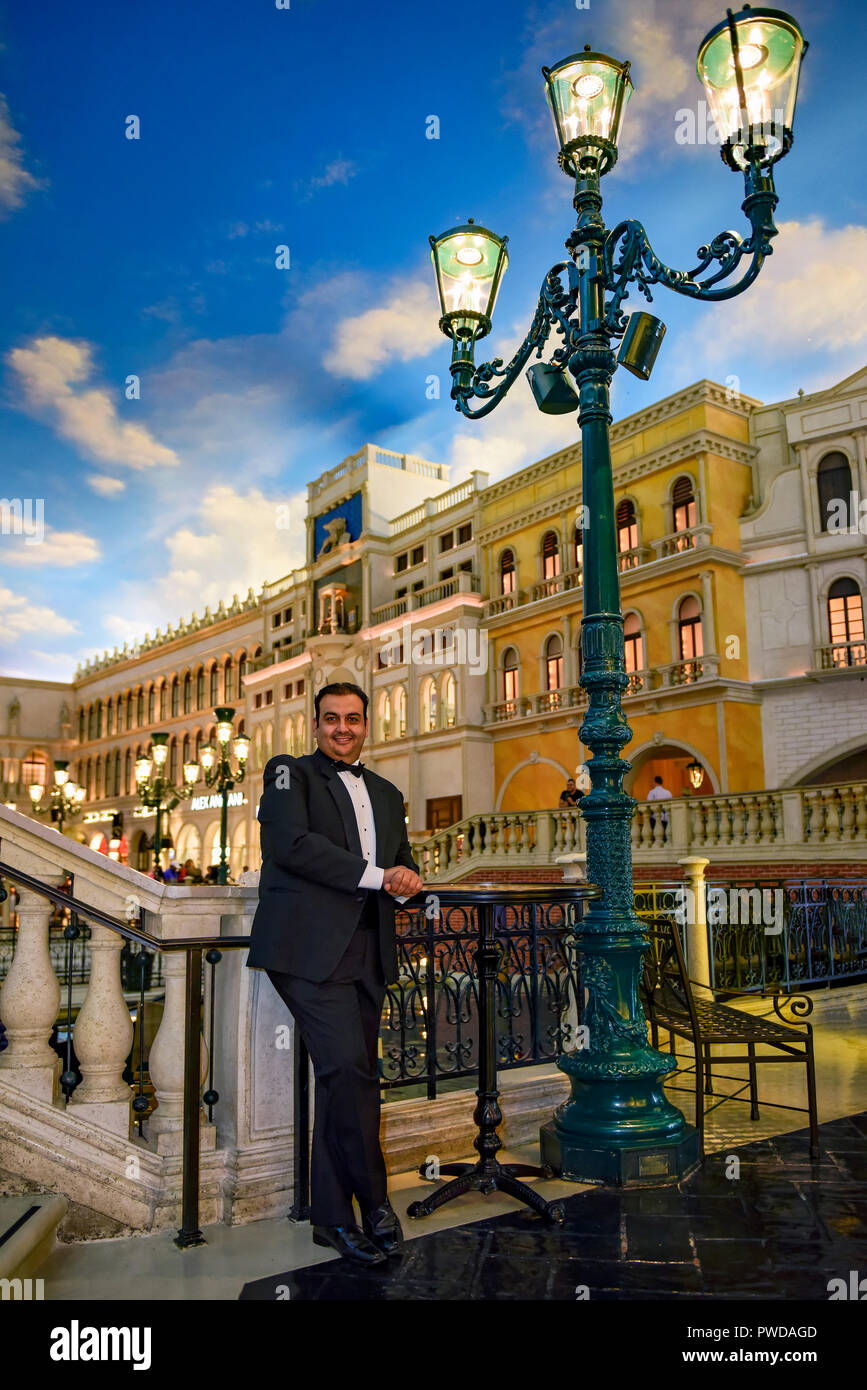 L'homme en smoking qui pose pour photo au Venetian Resort, Grand Canal Boutiques Mall, Las Vegas, Nevada. Banque D'Images