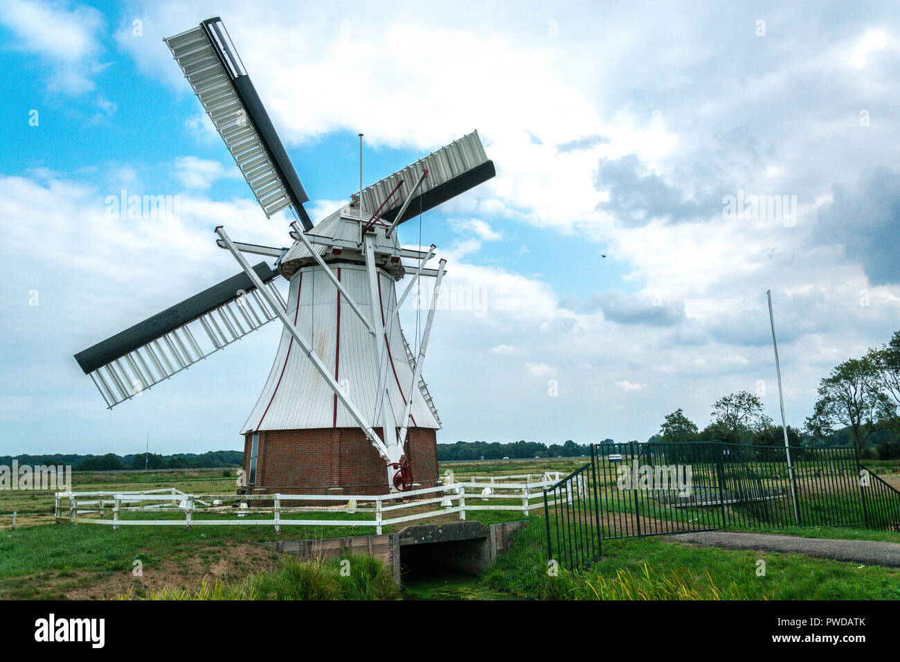 GRONINGEN, Pays-Bas, 15 août 2018 : Le Moulin Blanc (Witte Molen) à Groningue, un moulin historique typiquement néerlandais dans le nord des Pays-Bas Banque D'Images