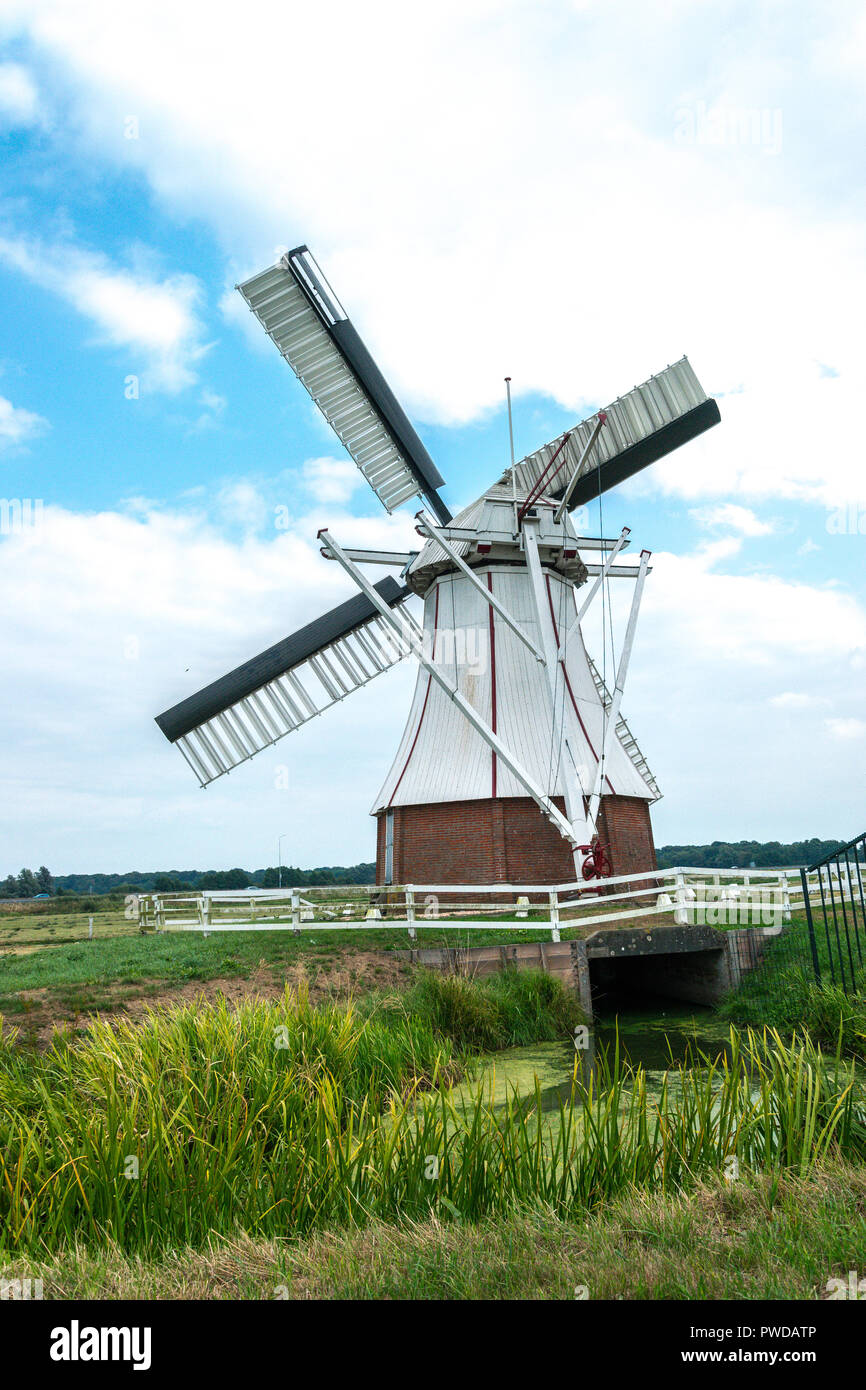 GRONINGEN, Pays-Bas, 15 août 2018 : Le Moulin Blanc (Witte Molen) à Groningue, un moulin historique typiquement néerlandais dans le nord des Pays-Bas Banque D'Images