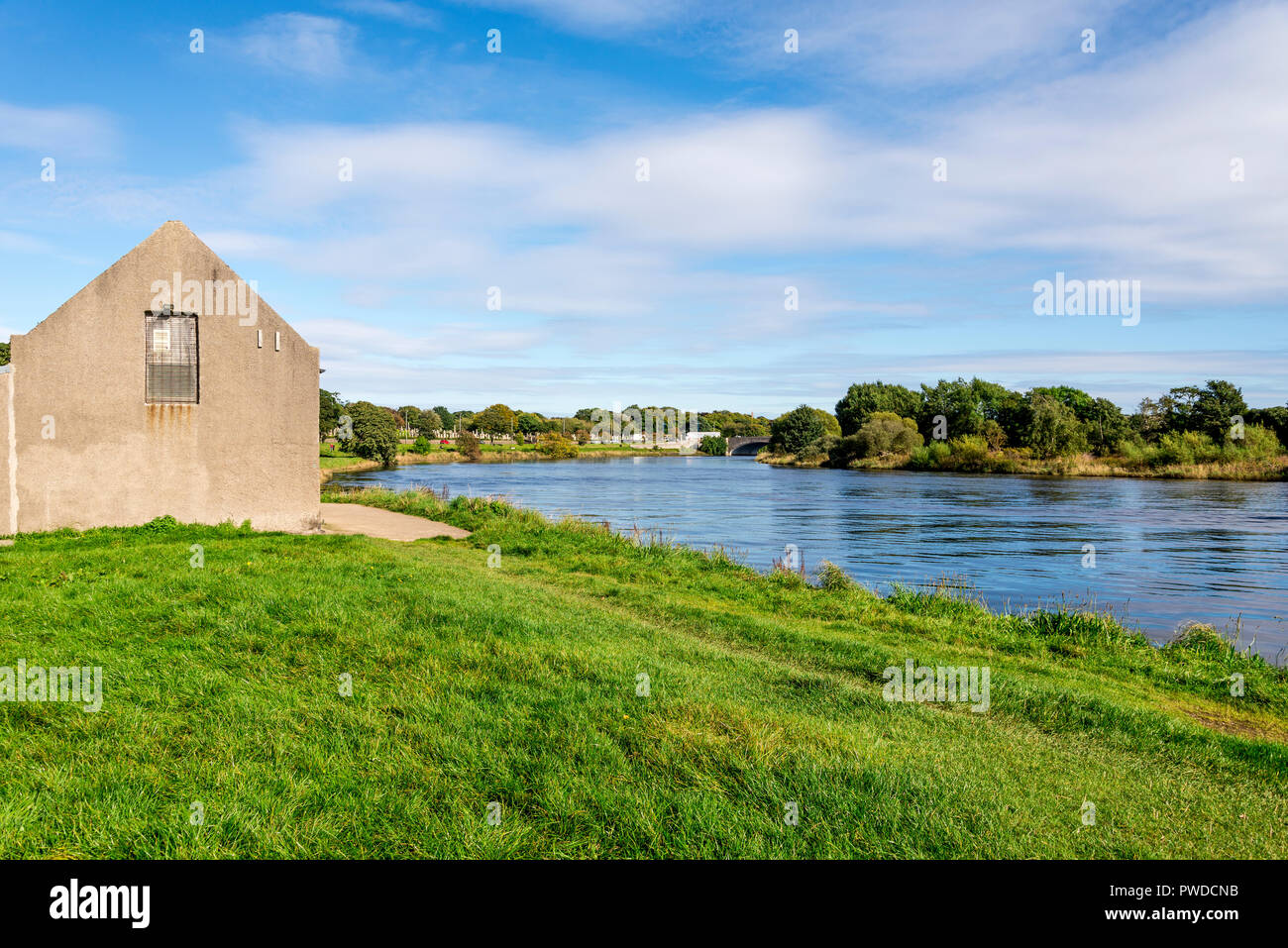 Une belle vue panoramique de la rivière Dee, dans une belle journée ensoleillée à Aberdeen, Écosse Banque D'Images